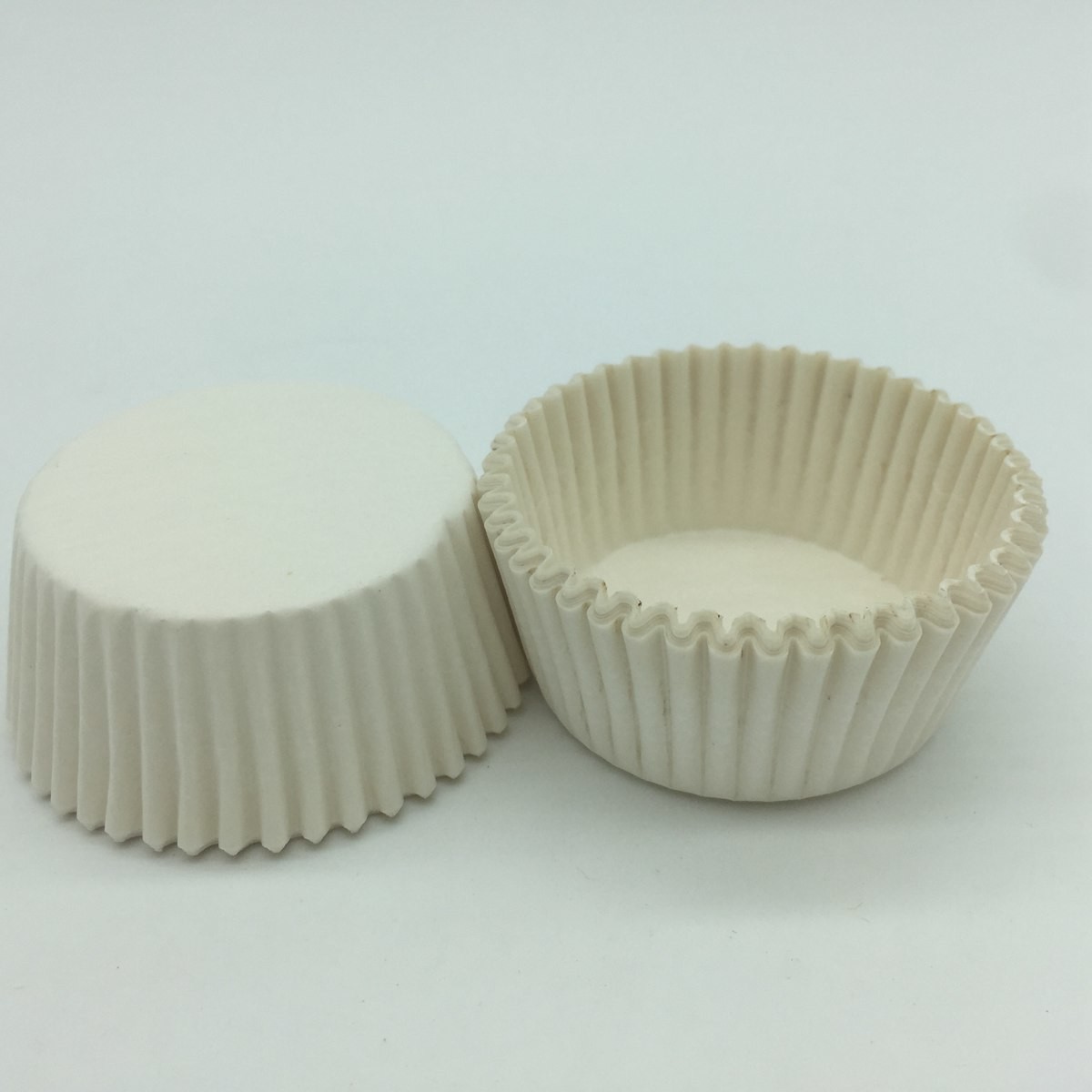 China Custom White Greaseproof Cupcake Liners Round Shape Blueberry Muffin Cup wholesale