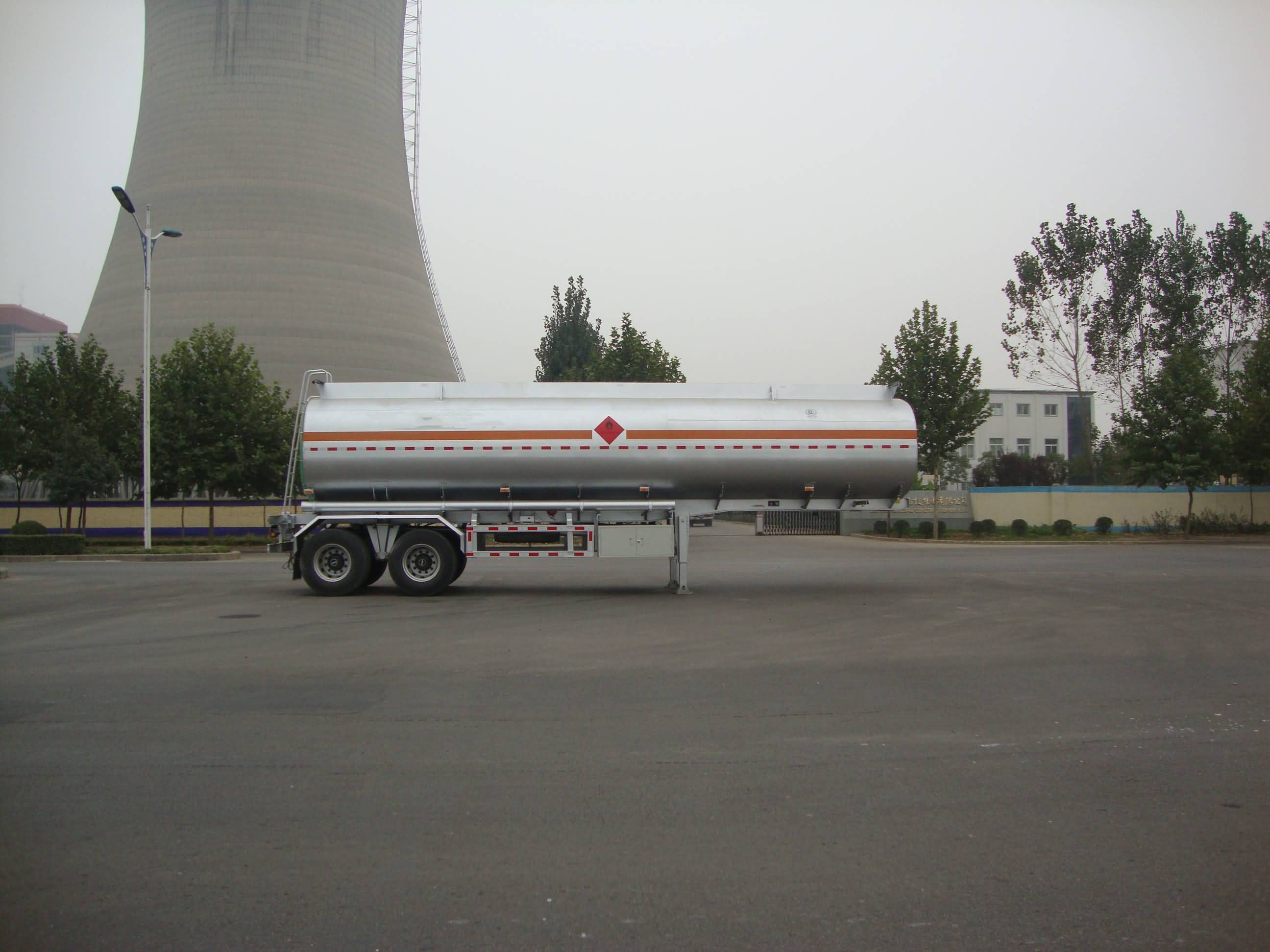 China 30400L Tanker Semi-Trailer with 2 axles for Fuel or Diesel Liqulid 	9302GYY wholesale