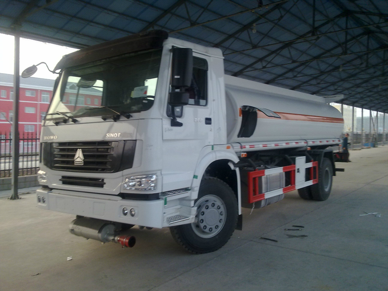 China 4x2 HOWO 10000 liter fuel tanker truck wholesale