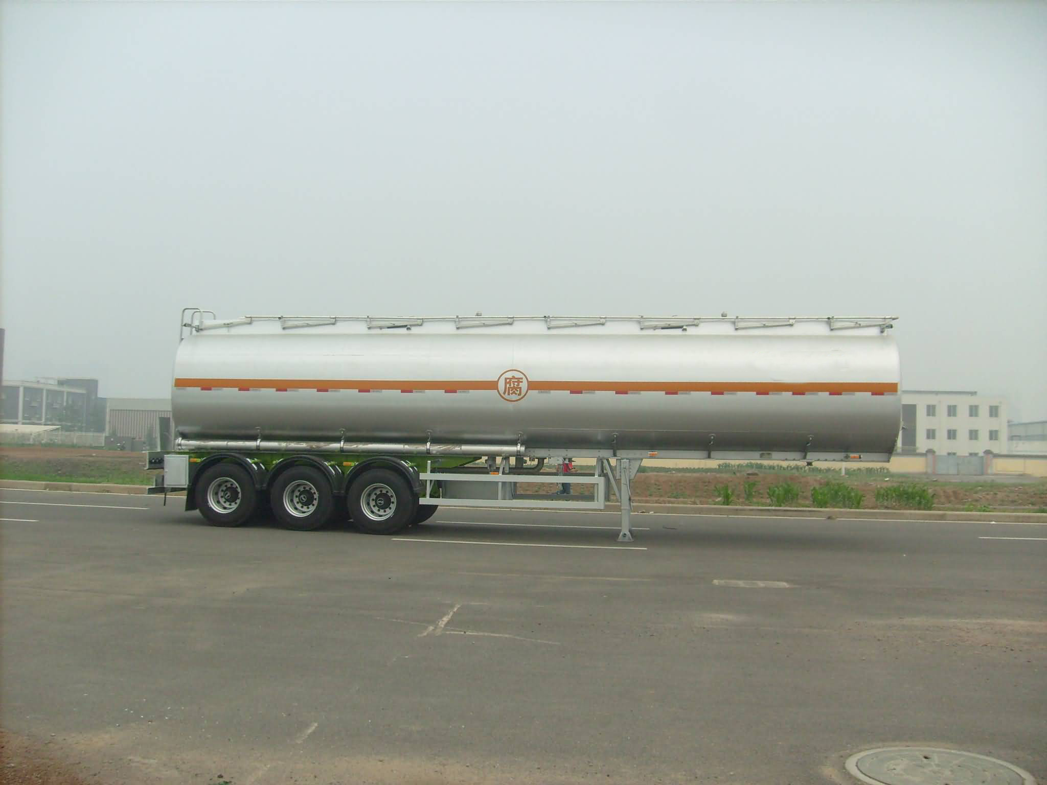 China 9363GYY-Carbon Steel Fuel Tank Semi-Trailer with 3 axles wholesale