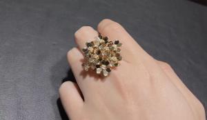China Handmade 18K Gold Diamond Ring With Mirror Polished 8 Flowers Design wholesale