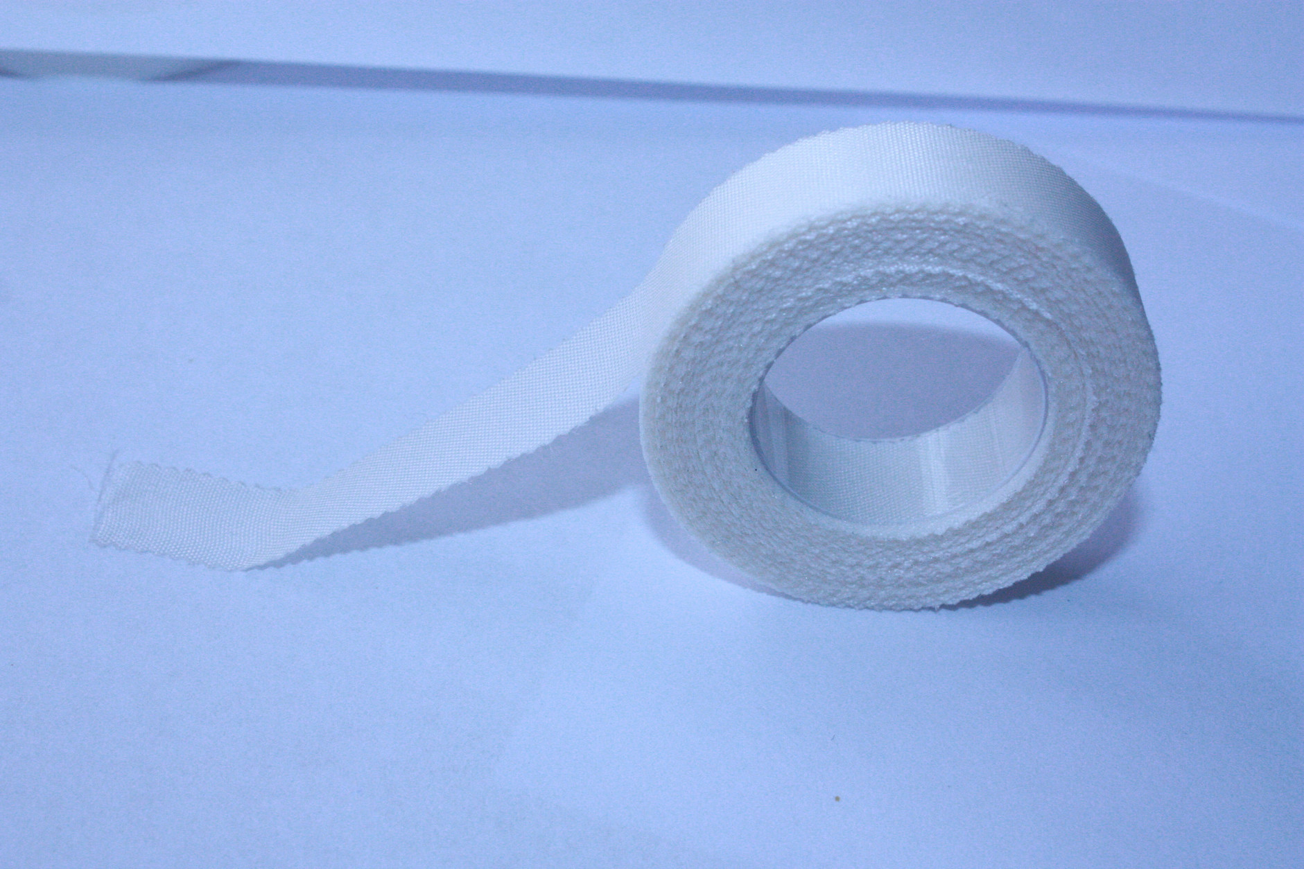 China No Residue Easy Tear Breathable Porous White Narrow Silk Medical Tape wholesale