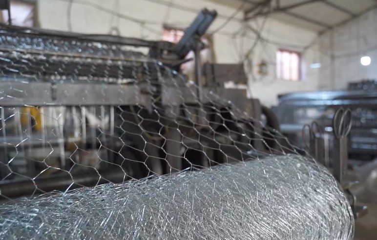 China Exterior Wall 1inch Plaster Reinforcement Mesh Wire Hexagonal 18 Gauge 4 ft X 50 ft wholesale