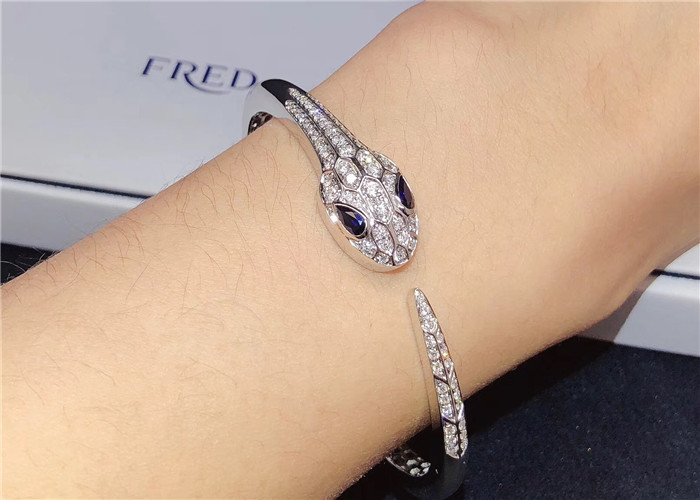China Charming 18K Gold Diamond Jewelry , BVL Serpenti Bangle Bracelet With Blue Sapphire Eyes wholesale