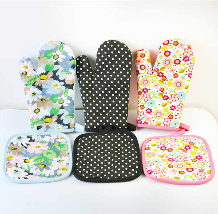 China OEM Printed Oven Gloves , Cute Oven Mitts Various Colors Slip Resistant wholesale