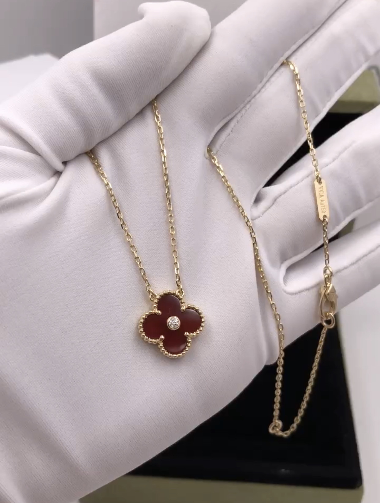 China Yellow Gold Red Agate 18K Gold Diamond Necklace With One Diamnd wholesale