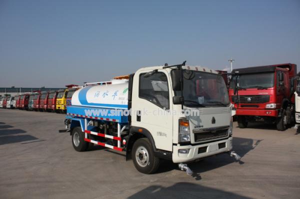 Quality 116 Hp Wihte HOWO 4X2 Water Tank Light Commercial Trucks 8CBM Tire 7.00R16 for sale