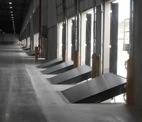 Container Loading Ramp Adjustable Galvanized Dock Door Levelers Workshop