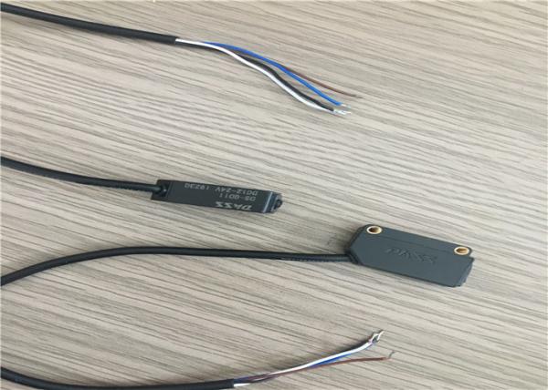 Quality Easy Adjustment Photoelectric Light Sensor , Optical Beam Sensor Many Output Forms for sale