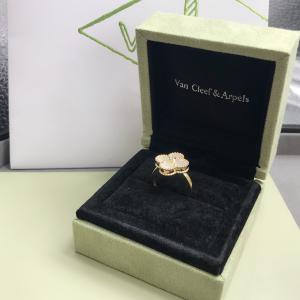 China Elegant 18K Gold Van Cleef Jewelry , Vintage Mother Of Pearl And Diamond Ring luxury pearl jewelry wholesale