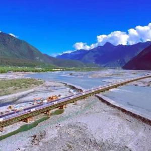 China Painted Steel Structure Bridge Q355B Metal Pedestrian Bridge on sale