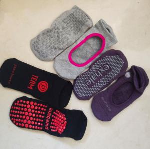 China Fashionable Yoga Grip Socks / Pilates Reformer Socks Snagging Resistance For Girls wholesale