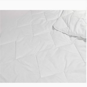 Polyester Filling Solid Microfiber Comforter Breathable Lightweight Summer Duvet