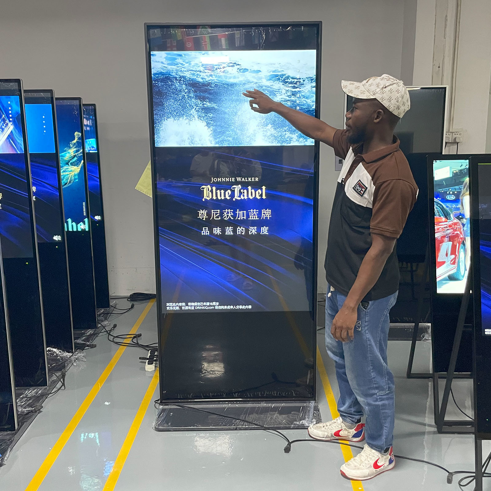 Floor Standing Vertical Interactive Digital Signage Totem LCD TV Touch Screens