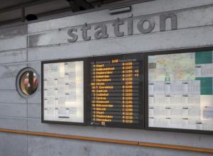 China Full Color Portal Frame Bus Stop Led Display , Bus Display System P25 With Maximum Brightness 15000nits wholesale