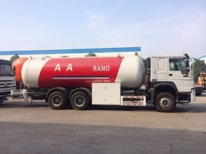 China HOWO 6*4 20cbm / 10ton Bobtail Propane Truck Horizontal Cylinder Shape Tank wholesale