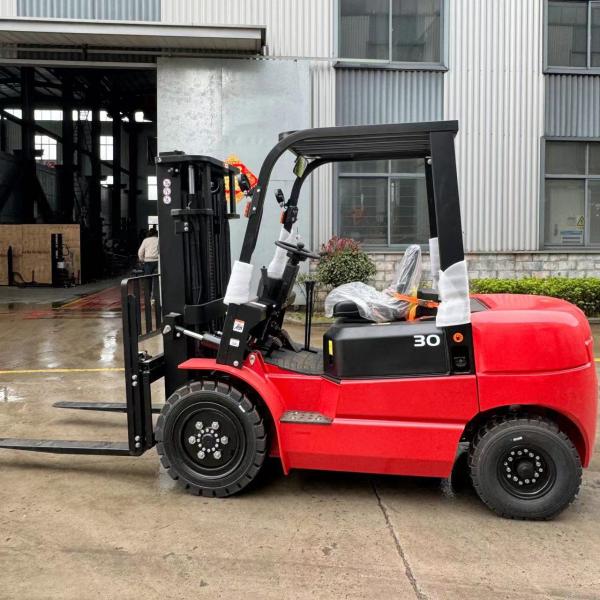 2500kg Diesel Forklift For Stacking Large Cargoes With 5.5 Meters Lifting Height