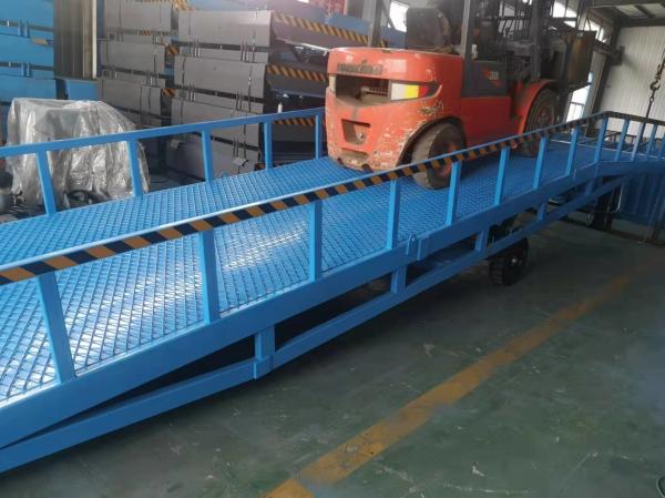 Quality 10T Manual Vertical Mobile Dock Levelers Container Unloading Ramps for sale