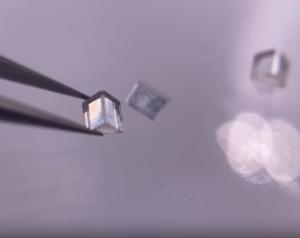 China Colorless mono CVD Lab Grown Diamonds Single Crystal Optical Prism 2x2x1mm wholesale