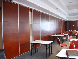 China Aluminium Folding Partition Walls , Exhibition Hall Soundproof Acoustic Wall Dividers on sale