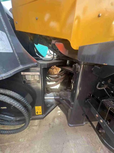Quality Second Hand Powershift Loader Model 956 with 262 Hp and 3.3 M3 Bucket Capacity for sale