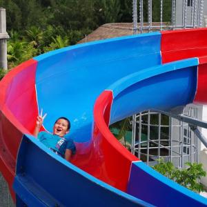 Custom Made Aqua Park Smooth Spiral Water Slide Erosion Resistant