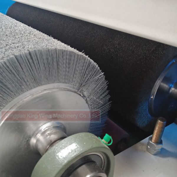 Surface carbonized wood board wire brush drawing machine