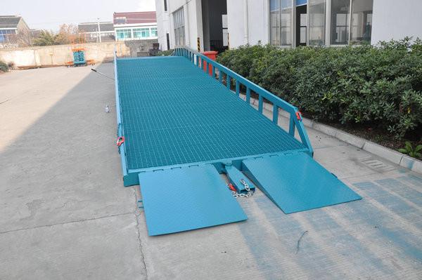 Quality Manual /Electrical Mobile Dock Ramp 1.8 Meters Working Height 8000Kg Loading Capacity for Work Shop for sale