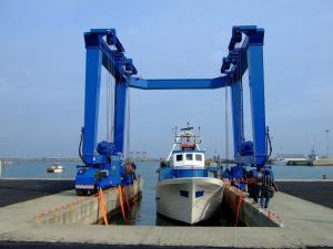 China Hot Sale Mobile Boat Hoist Crane Yacht Lift For Sale wholesale