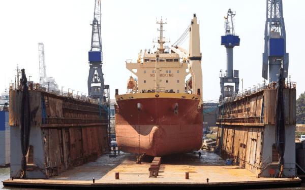 Quality 10 Tons Level Luffing Floating Dock Portal Cranes Customized for sale