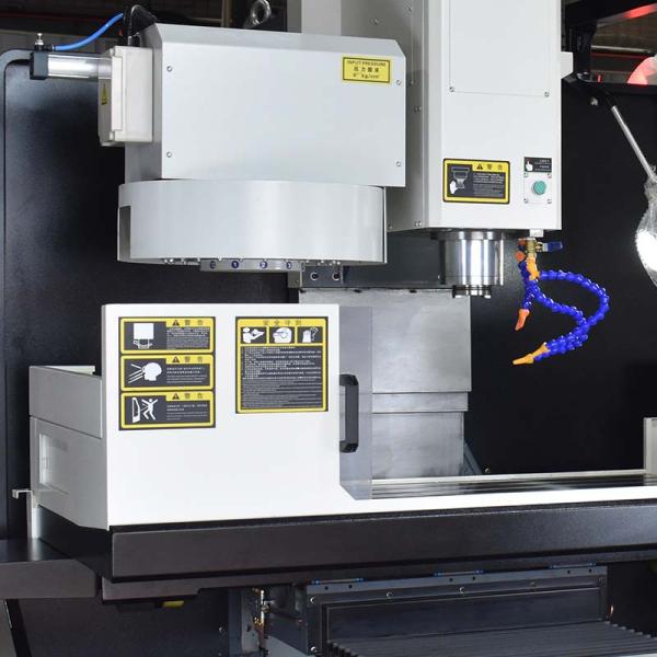 900mm X Axis Travel BT40 CNC Vertical Machining Center High Positioning Accuracy