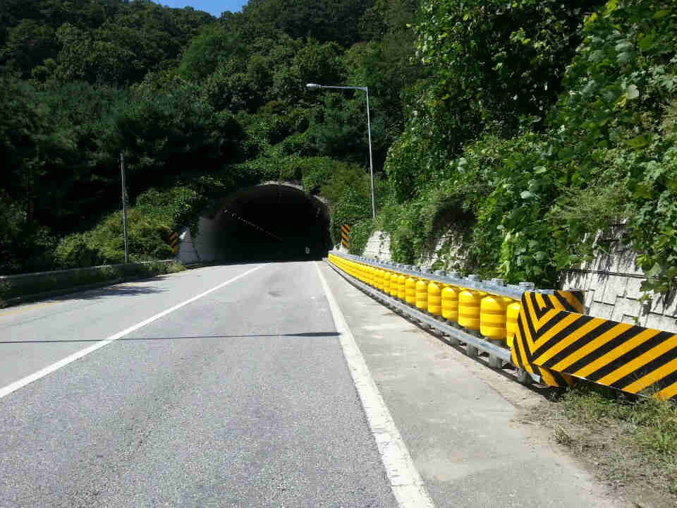 China Rotating Anti Collision Guardrail Highway Rolling Guardrail Barrier wholesale