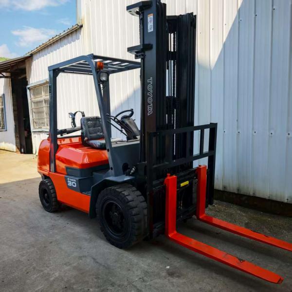 Japan TOYOTA 30 3 Tons 4.5 Meters 3 Masta Used LPG Forklift Dual Use of Propane and Liquefied Gas