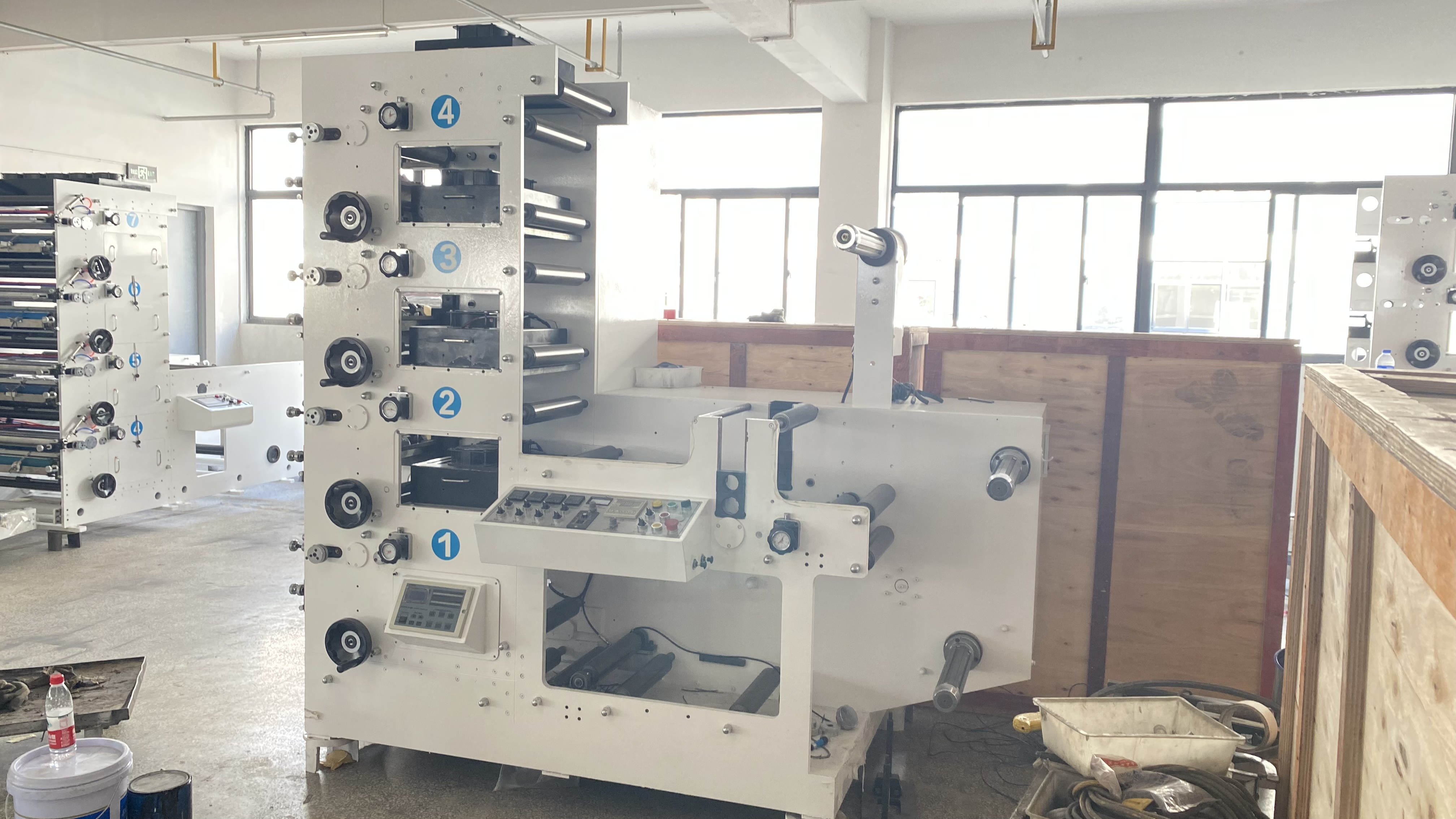 Automatic Roll to Roll UV IR Flexo Adhesive Label Sticker Printing Machine for 4 Color with Die Cutting Unit and Video Camera