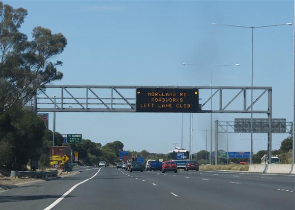 Quality Totally Enclosed Variable Messaging System , P33.3 4R2G1B Highway Traffic Board Large View Angle for sale
