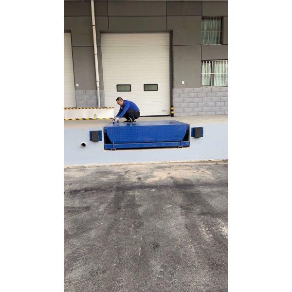13.6T Hydraulic Dock Levelers For Forklift Working