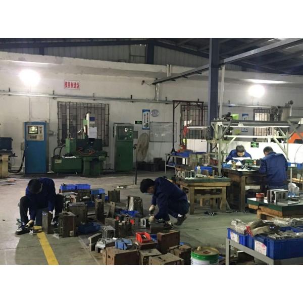 Rotary Table Vertical Injection Molding Machine with 250T Clamping Force 929 cm³ Theoretical Shot Volume and 285 g/s Injection Rate
