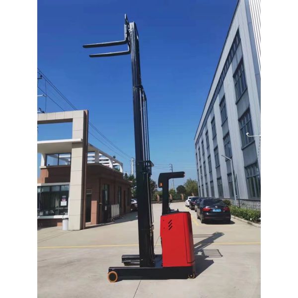 Stand Up Reach Forklift With 4500mm Lift 2T Load Easy Narrow Warehouse Handling