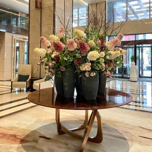 China Premium Vase Ornament Hotel Flower Arrangement Decorative Flower Pot And Table wholesale