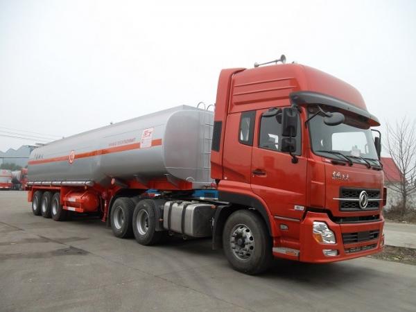 Quality 45000 Liters 3 Axle Fuel Delivery Tank Truck , Oil Tanker Truck Carbon Steel for sale